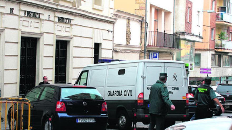 La Guardia Civil traslada algunos presos a Topas.