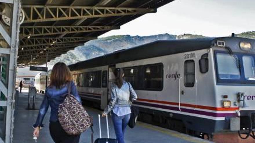 Un tren hacia València a punto de salir.