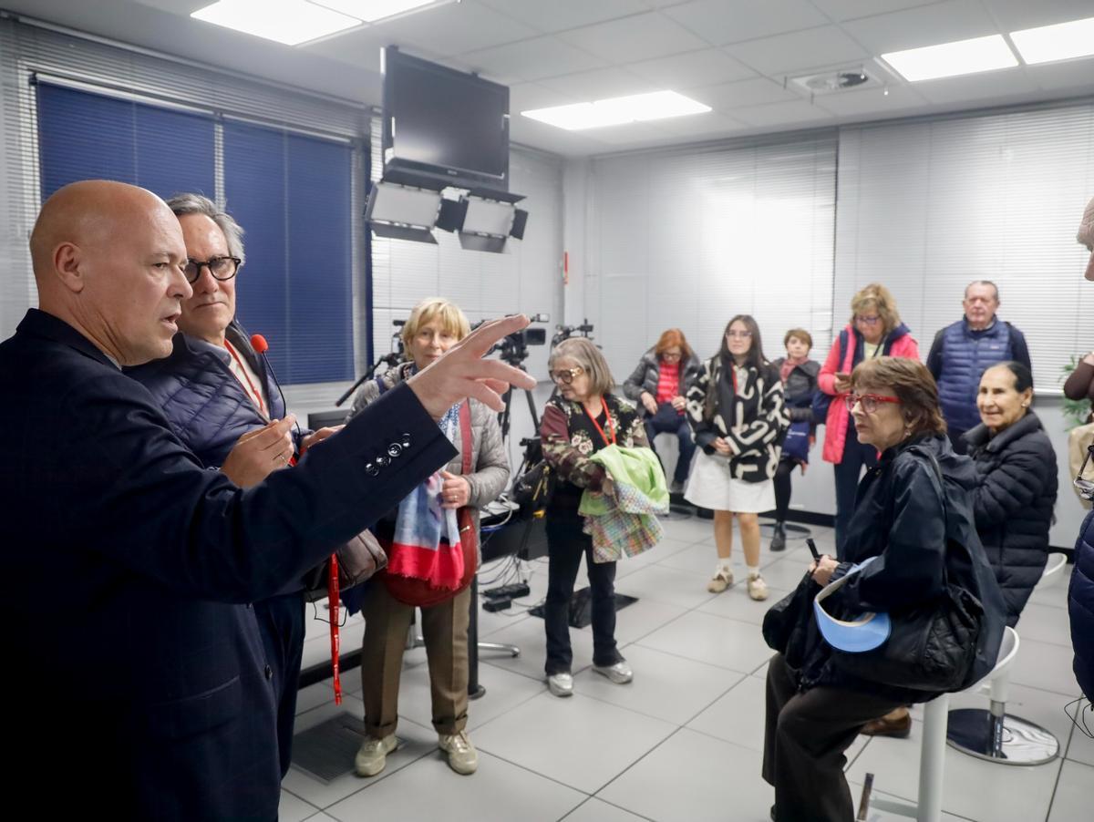 Suscriptores del periódico italiano 'Corriere della Sera' en as instalaciones de Levante-EMV