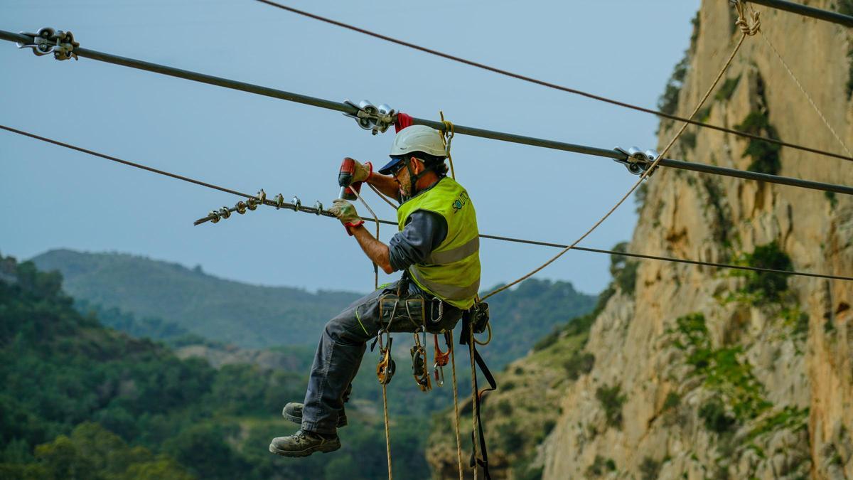 Así se instala el nuevo puente colgante del Caminito del Rey