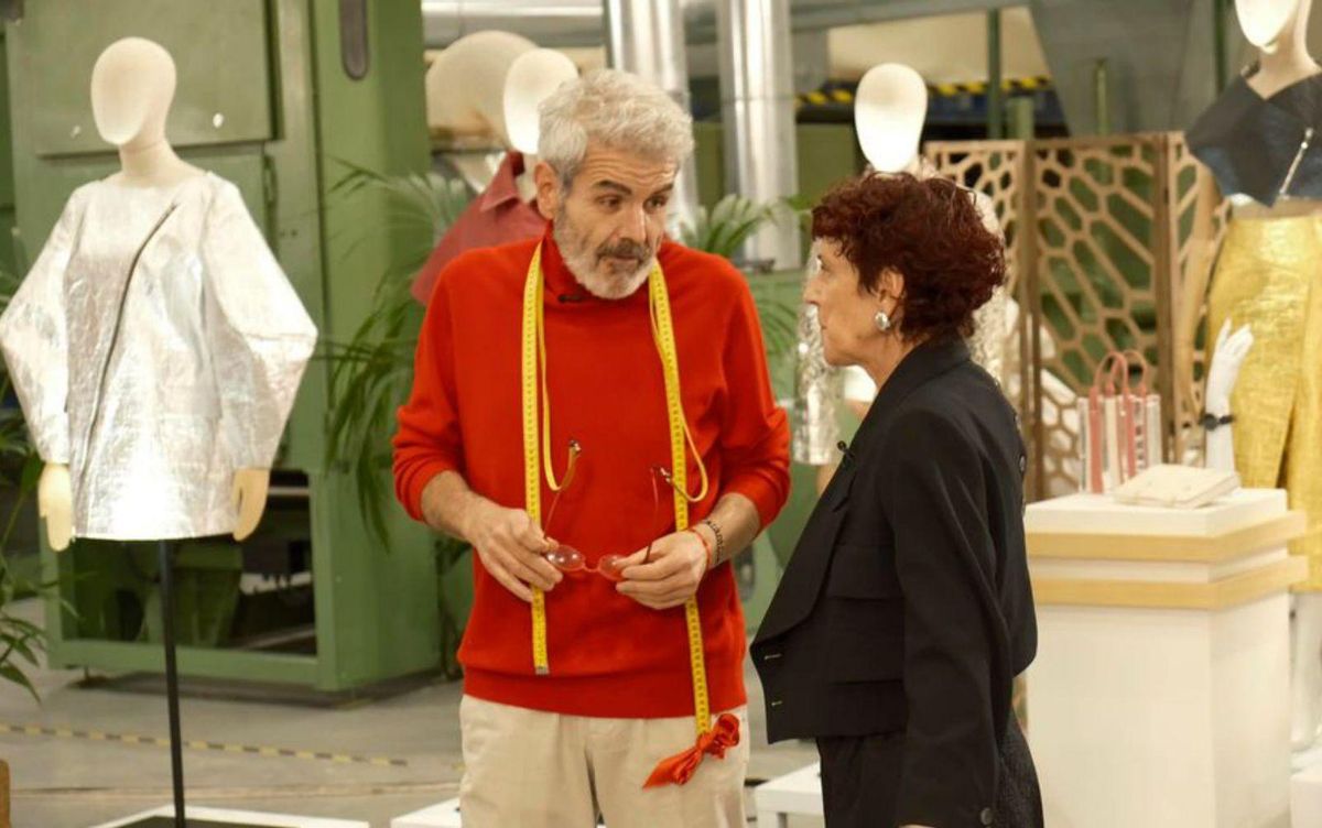 Arriba, la asturiana Carmen Hijosa con trabajadores de las plantas de recolección de fibra de piña; abajo, con Lorenzo Caprile en la sede de su empresa en Canet de Mar.
