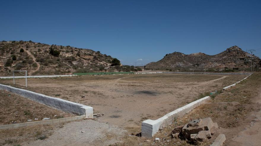 El campo de fútbol es uno de los enclaves más degradados del barrio. | LOYOLA PÉREZ DE VILLEGAS