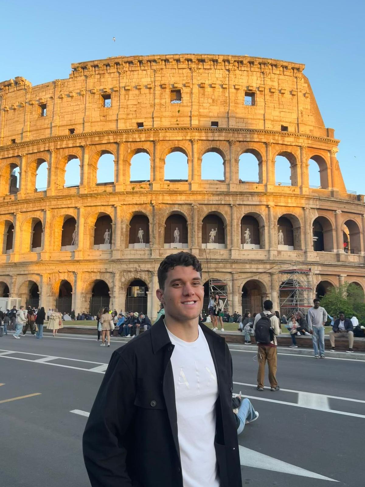 L’eivissenc Néstor Rojo a Itàlia, amb el Coliseu de Roma al fons.