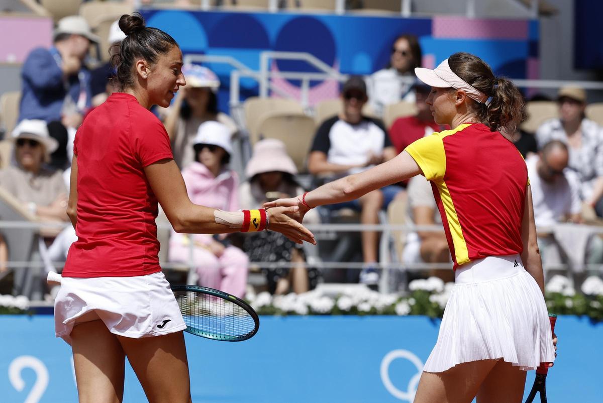 Sara Sorribes y Cristina Bucsa, durante el partido de este domingo en París