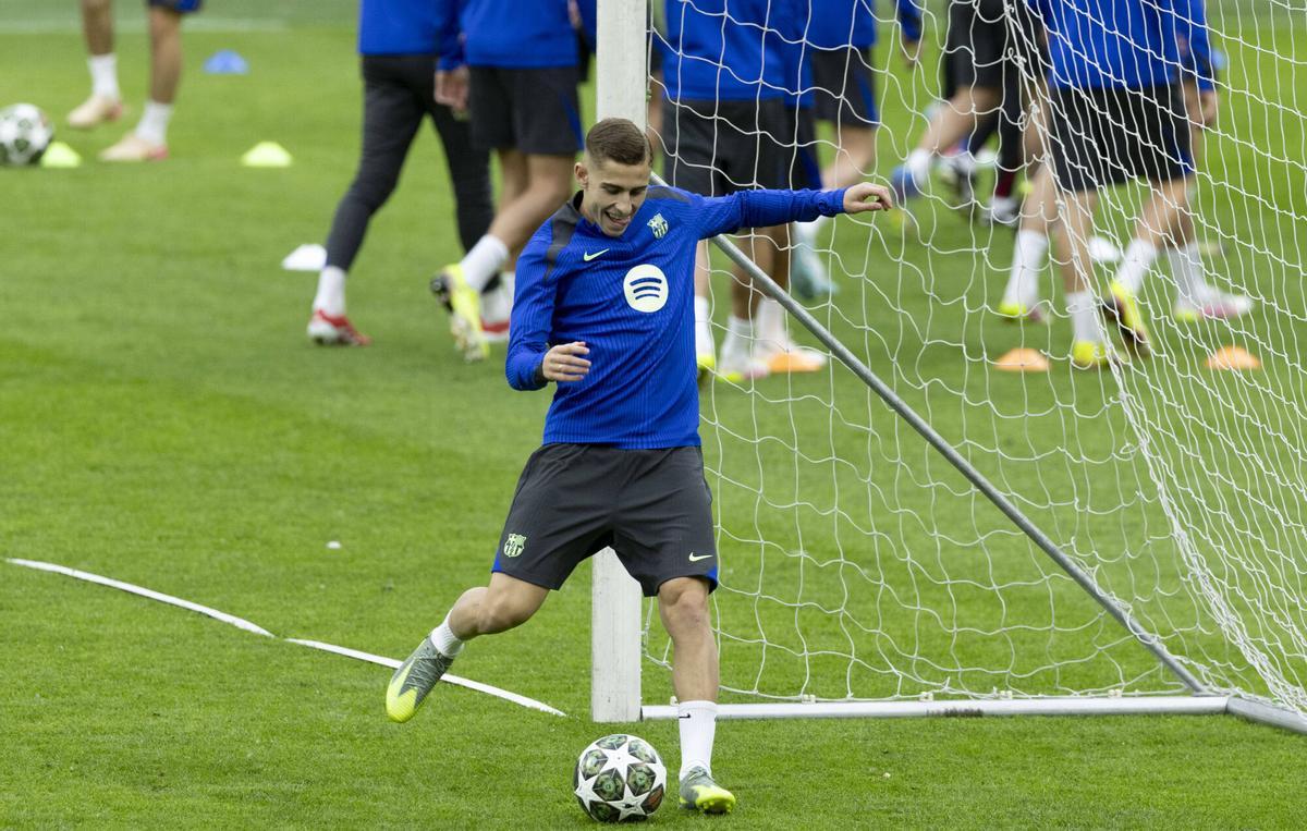 Fermín López Toy in the heating of the San Siro preparatory session.