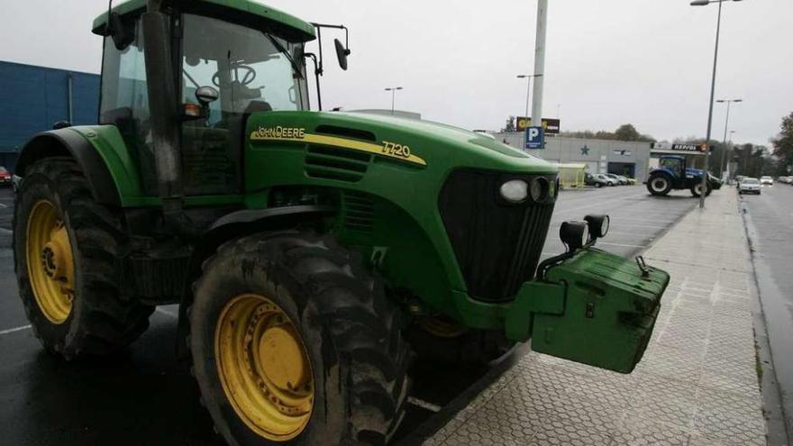 Dos tractores abandonan el bloqueo en un hipermercado tras alcanzar un acuerdo con los ganaderos.