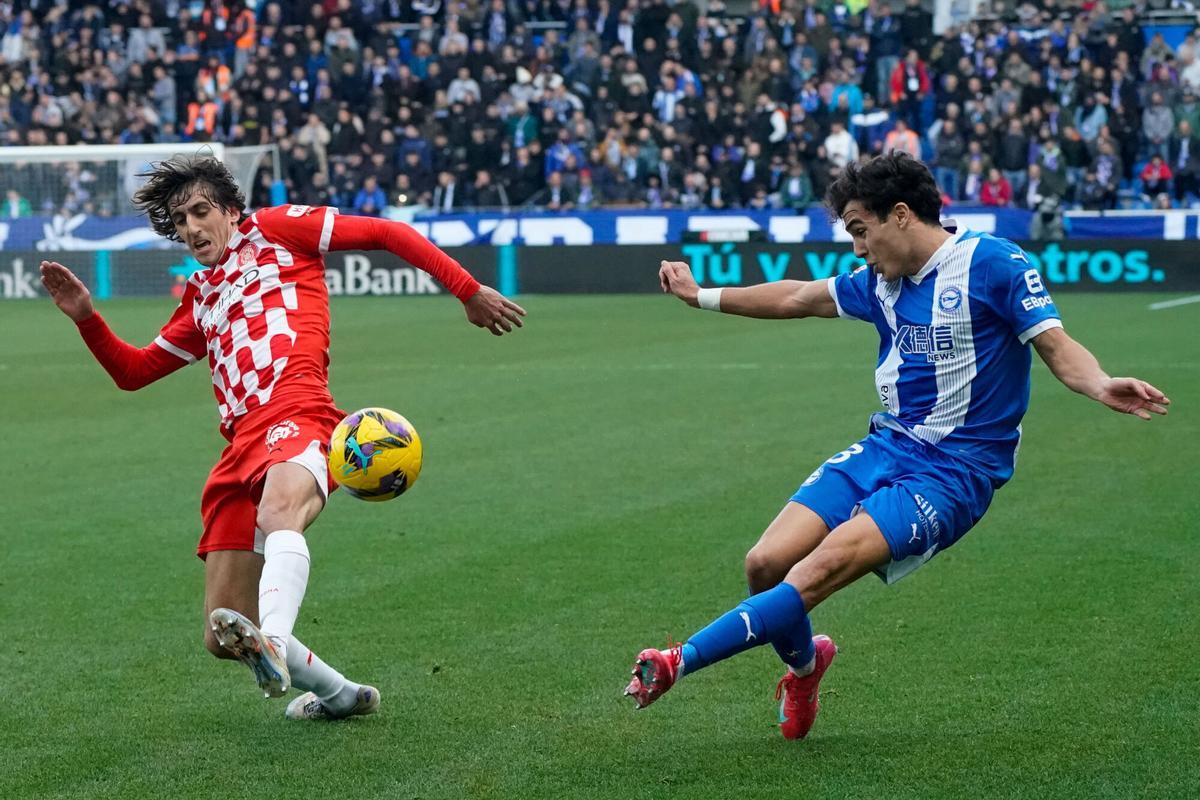 VITORIA (ESPAÑA), 11/01/2025.- El defensa del Alavés, Manu Sánchez (d) lucha por el balón con el defensa Bryan Gil (i) del Girona FC durante el partido de LaLiga disputado este sábado en el estadio Mendizorroza de Victoria. EFE/L. Rico