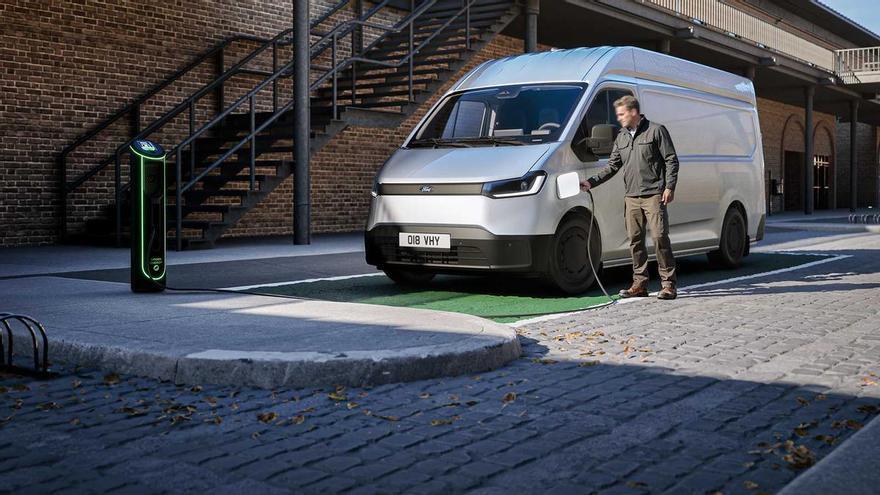 Ya puedes pedir la Ford Transit City, una furgoneta eléctrica pensada para repartidores urbanos: hasta 380 km y desde 26.400 euros