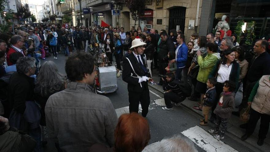 El público abarrota uno de los espectáculos de calle.