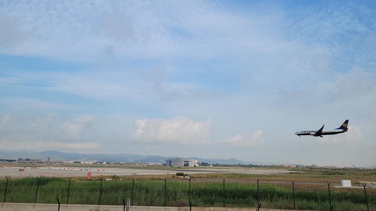 Un avión aterriza en el aeropuerto de El Prat.