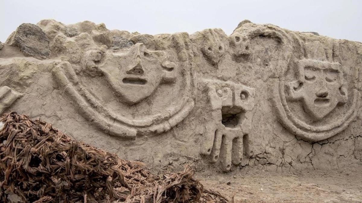 Un muro con relieves de unos 3.800 años de antigüedad descubierto en las ruinas de Vichama.