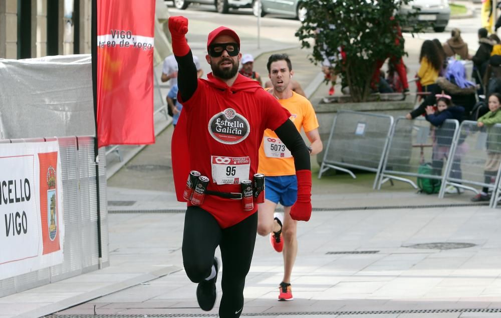 Los corredores Nuno Costa y Ester Navarrete vencen en la V Carrera Popular do Entroido, en la que medio millar de personas sudaron dentro de sus disfraces.