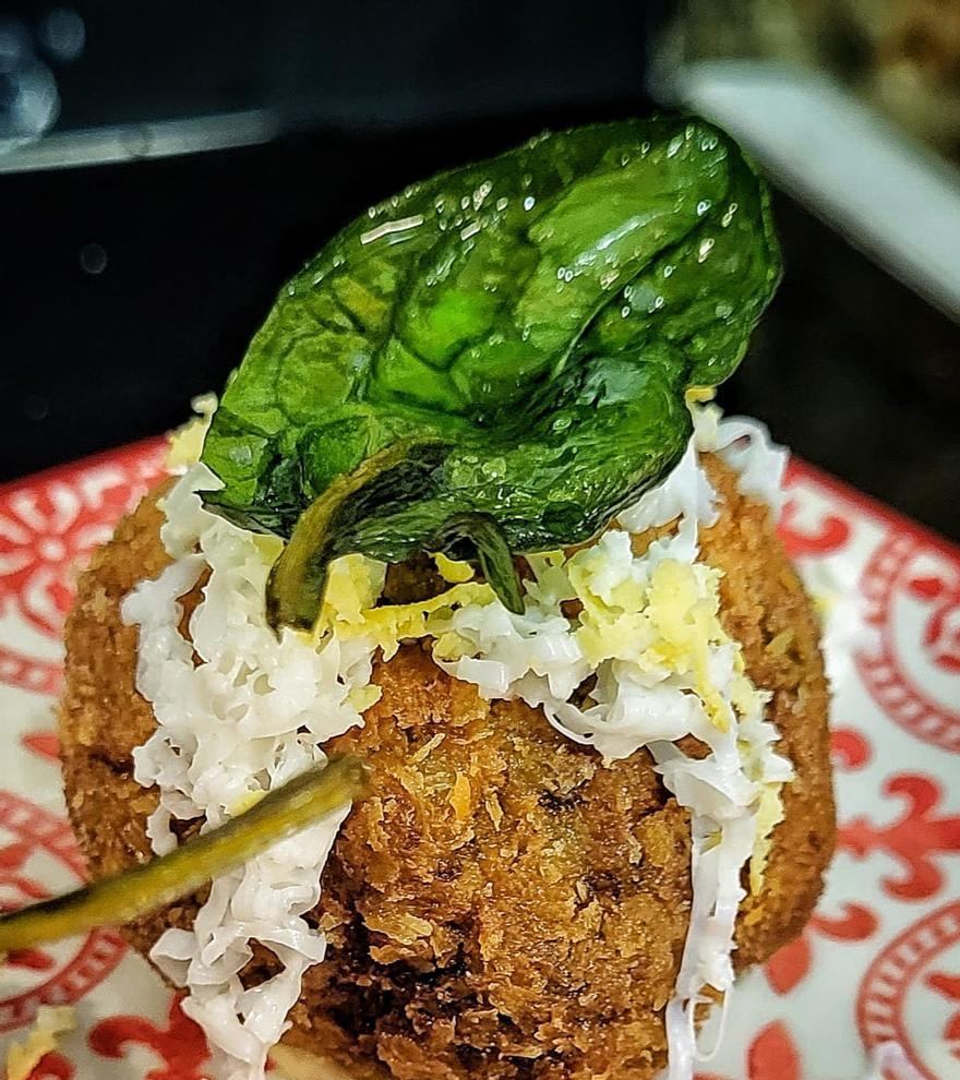 Croqueta de «Borreta de bacallar» y pericana del restaurante San Francesc.