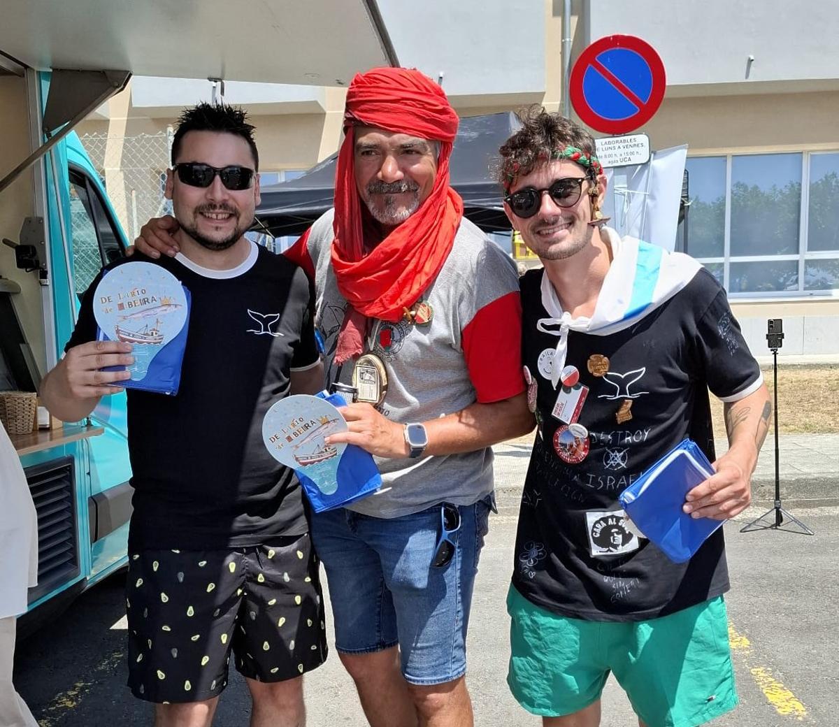 Dorneiros na 'foodtruck' que repartiu 1.000 racións de Lirio de Ribeira.