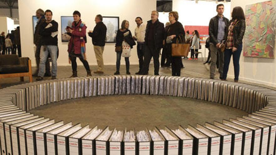 Visitantes de ARCO observan la obra &#039;Ringbinder Circle&#039;, de Ignacio Uriarte.