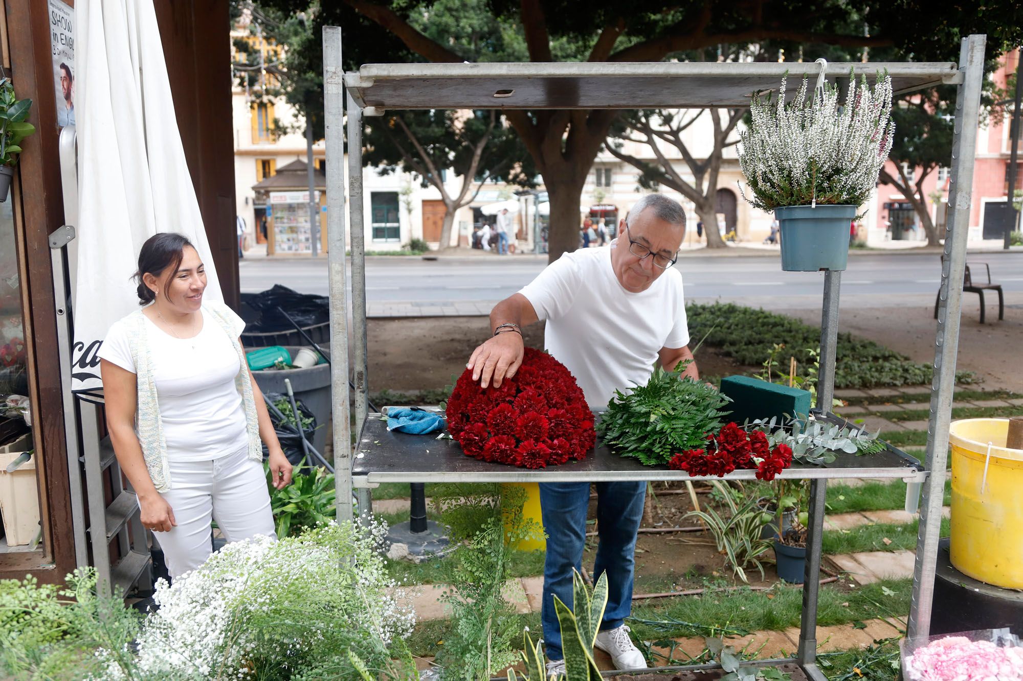 Venta de flores en Málaga de cara al 1 de noviembre, Día de Todos los Santos