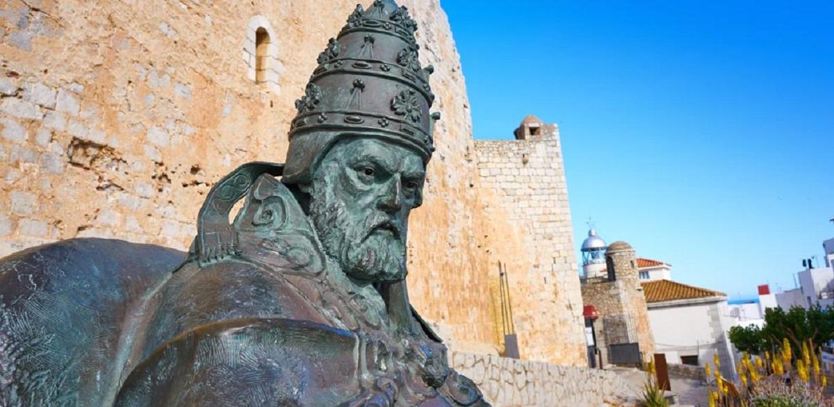 Estatua de bronce del Papa Luna en Peñíscola