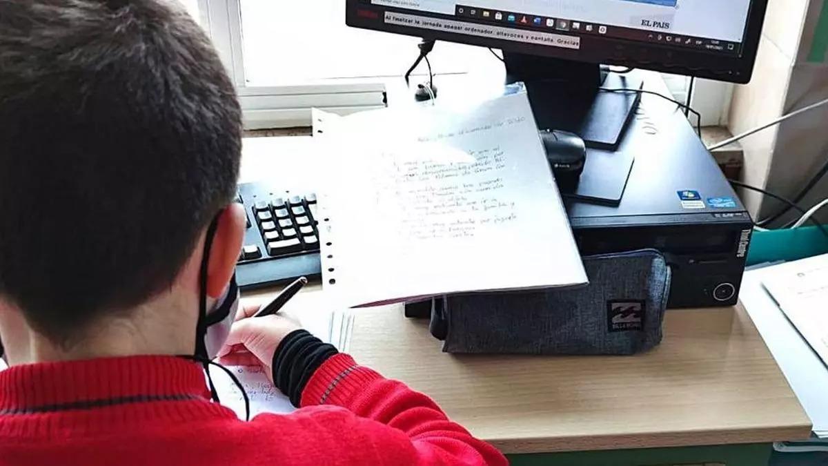 Un niño escribiendo.