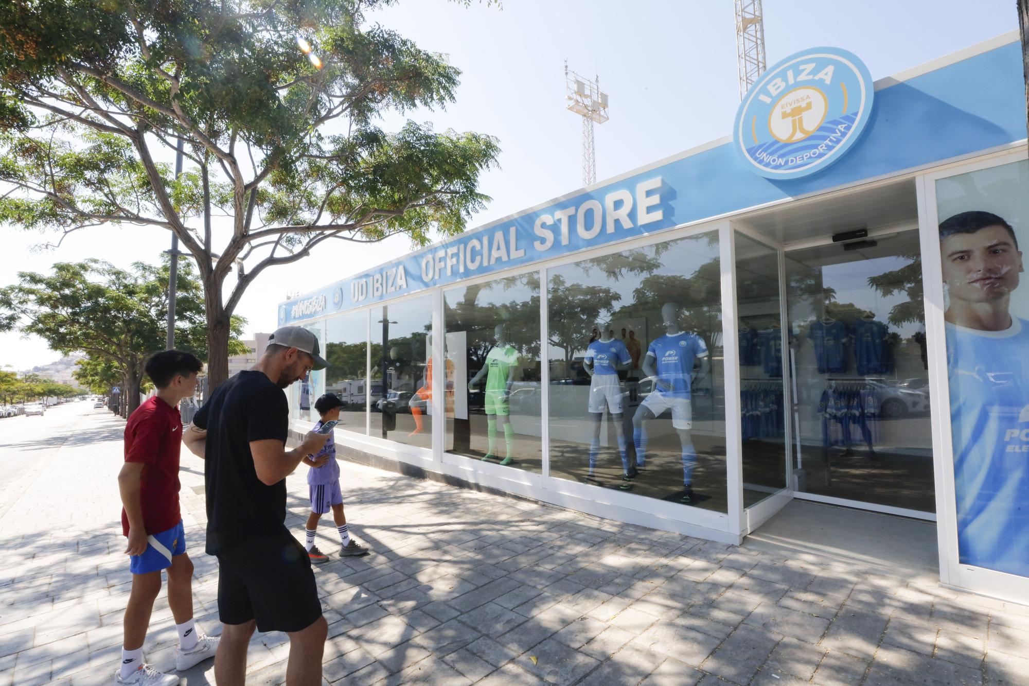 La UD Ibiza inaugura su tienda en el estadio Can Misses-Power Electronics.