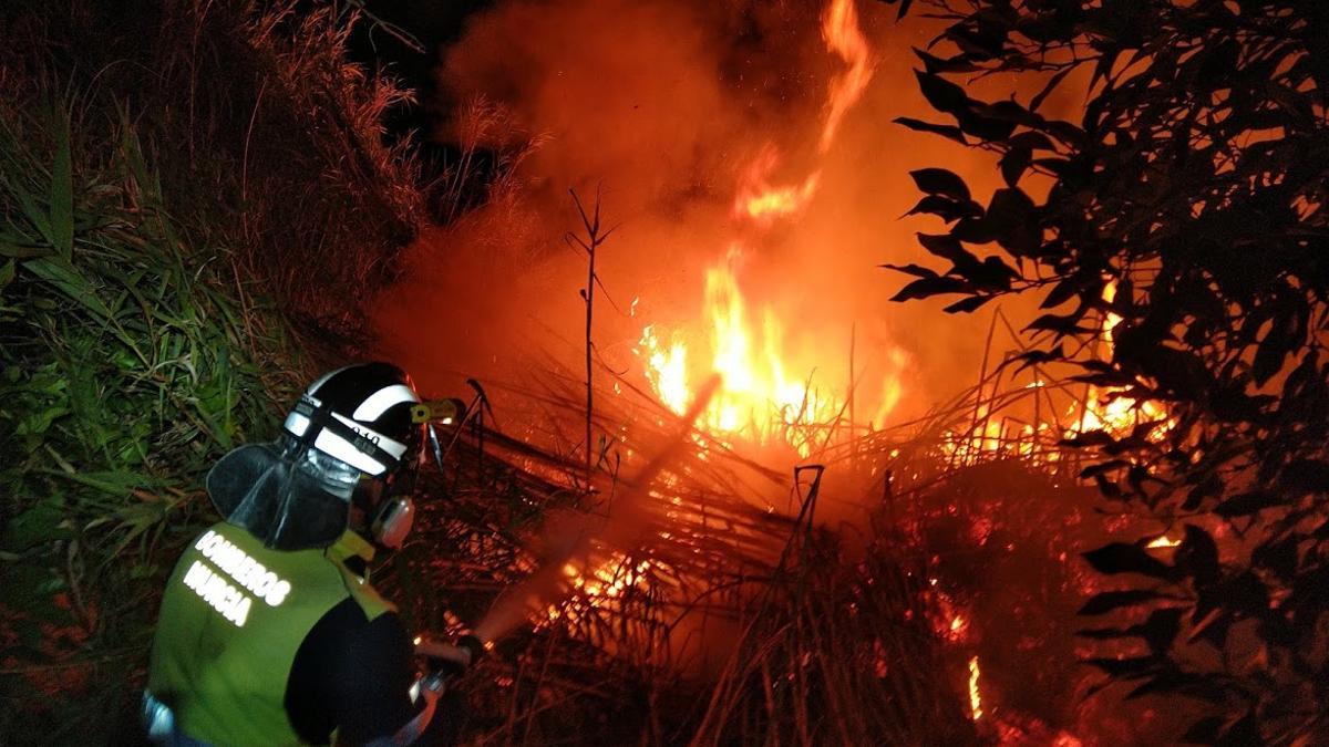 Más de dos horas para sofocar un incendio en la Era Alta de Murcia.