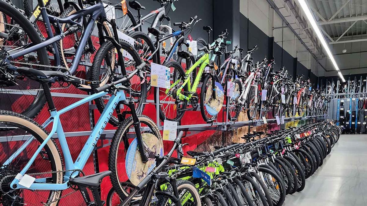 Decathlon arrasa con la baliza para ciclistas que avisa a los vehículos traseros y alerta ofrece alertas visuales sobre lo que hay delante