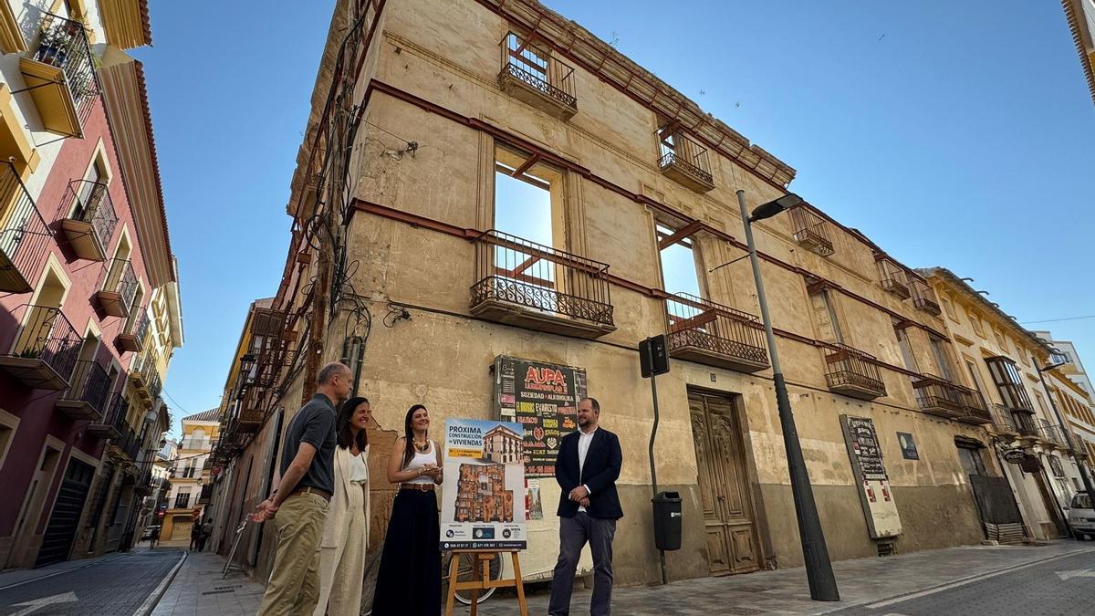 La edil de Urbanismo, María Hernández, presenta la nueva promoción de viviendas en la calle Álamo de Lorca