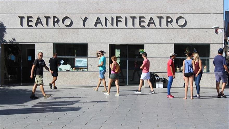 Turistas en el acceso al recinto del teatro y anfiteatro romanos.