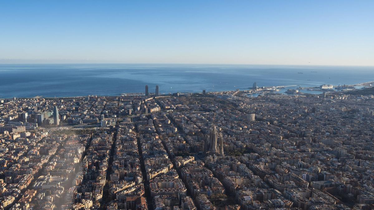 Vista aerea de la Sagrada Família y Barcelona.