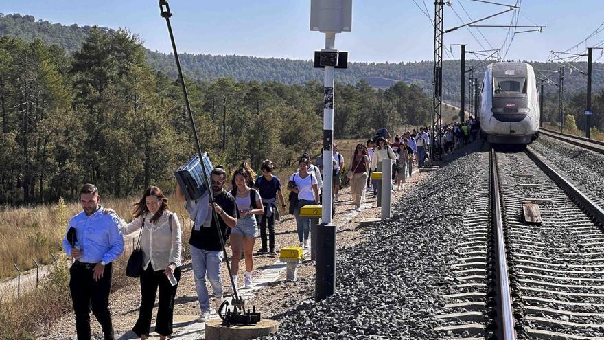 Cientos de pasajeros atrapados en un tren entre Madrid y València