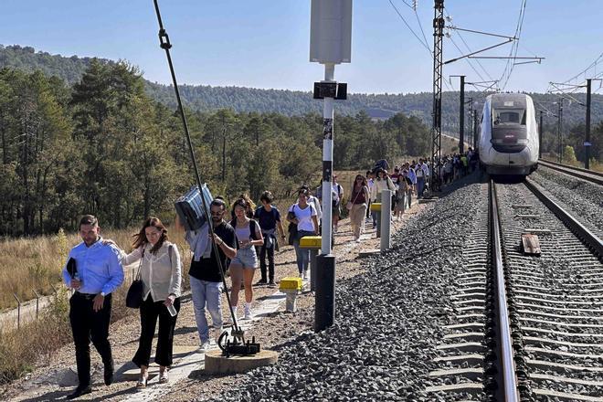 Cientos de pasajeros atrapados en un tren entre Madrid y València