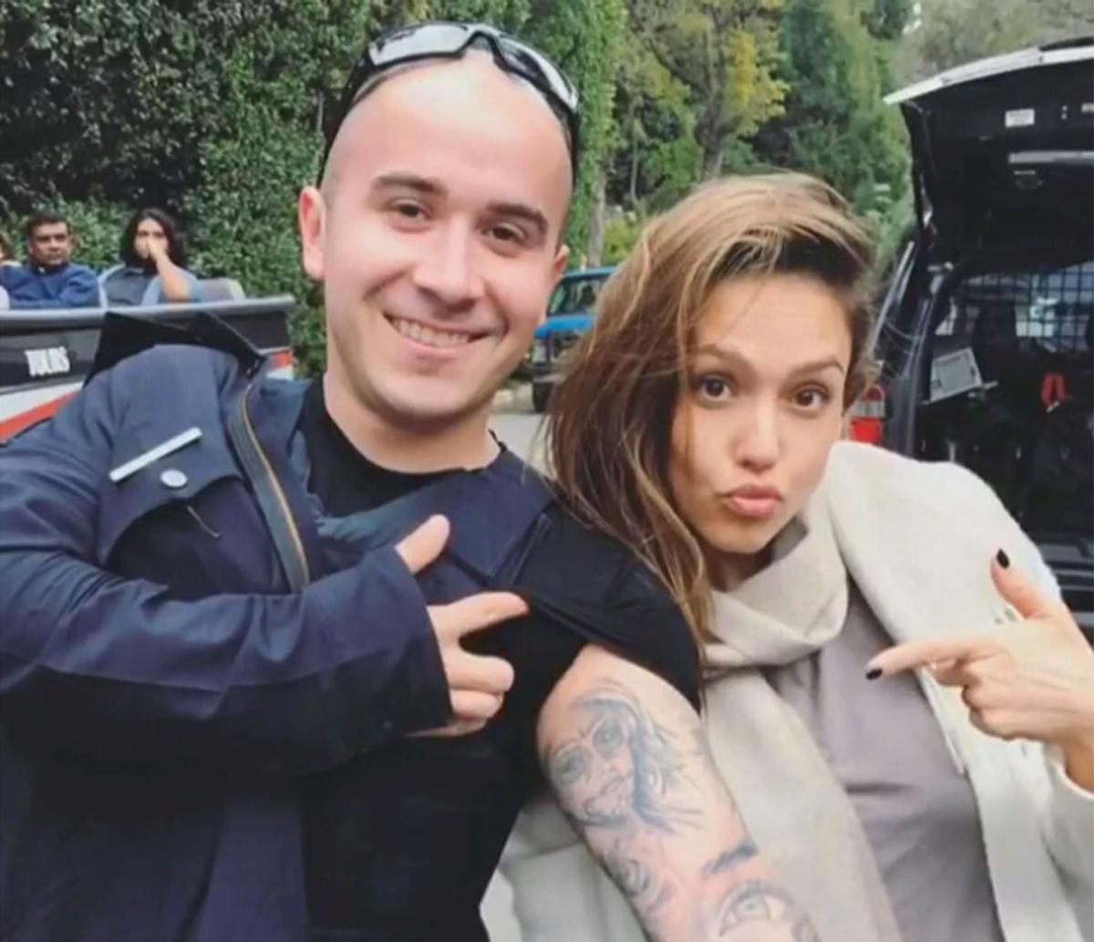 Un fan se tatúa la cara de Jessica Alba y se lo enseña