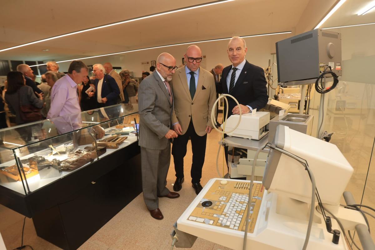 El presidente del Colegio de Médicos, Hermann Schwarz, a la derecha, con una pieza del museo