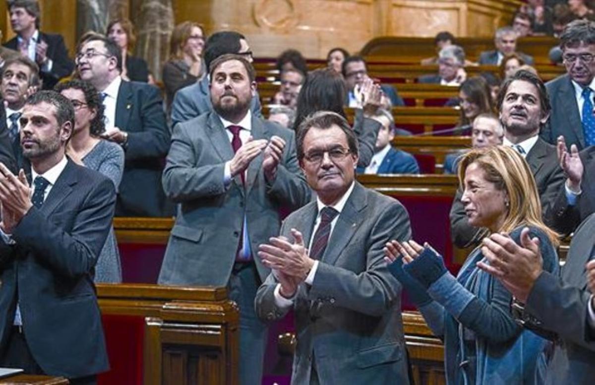 Artur Mas, entre altres membres del Govern i diputats de CiU i ERC, aplaudeix després de la votació a favor de la declaració de sobirania, ahir.