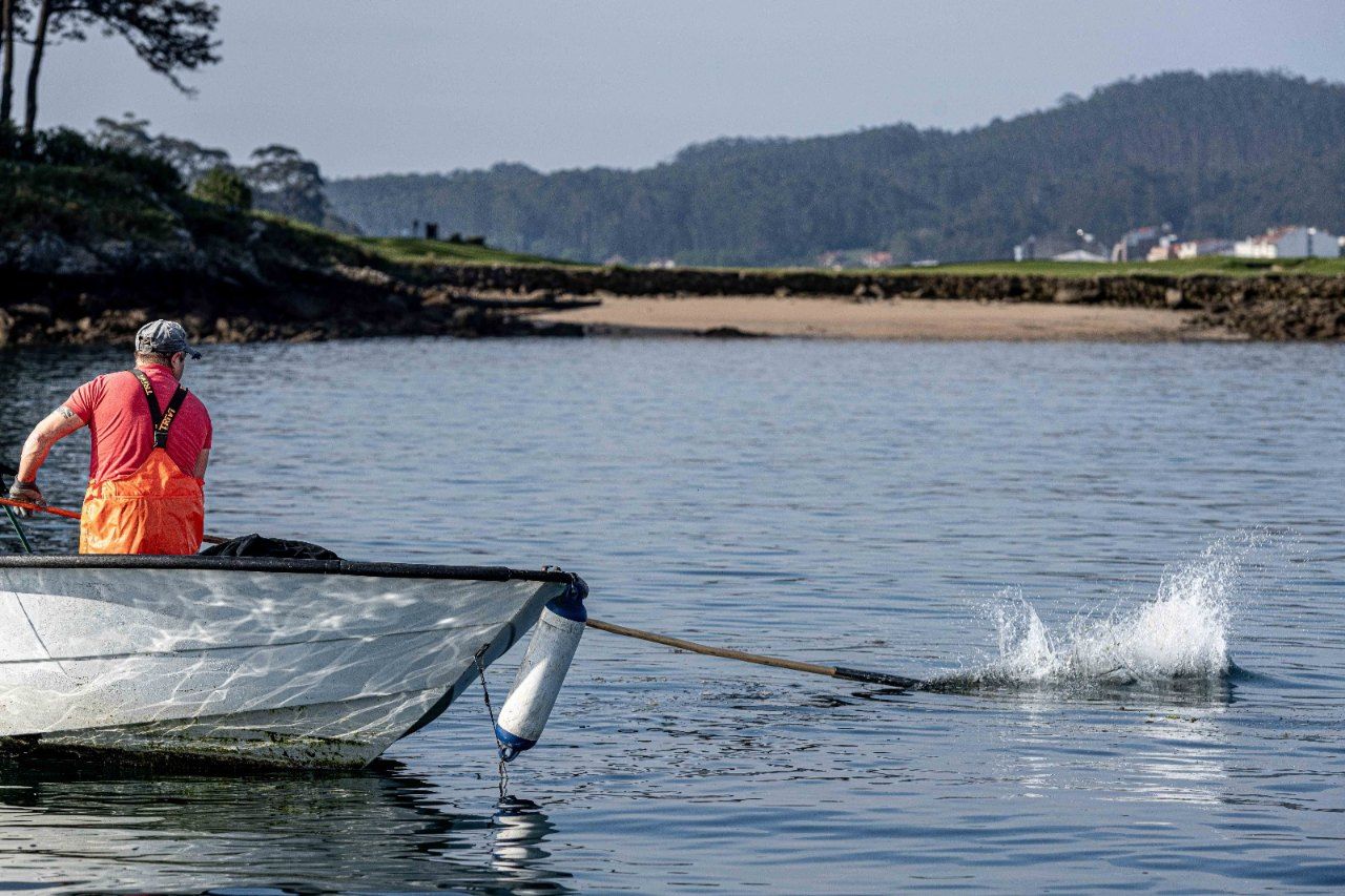 Mariscadores a flote (rañeiros) en el entorno de A Toxa (O Grove).