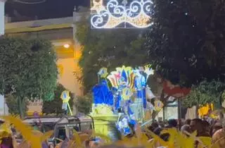 Niños y mayores reciben entre vítores e ilusión a los Reyes Magos en Triana