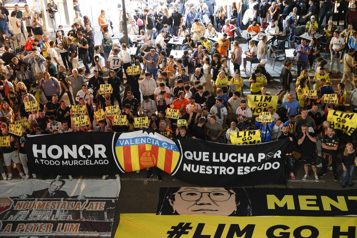 Manifestación en Mestalla contra Peter Lim