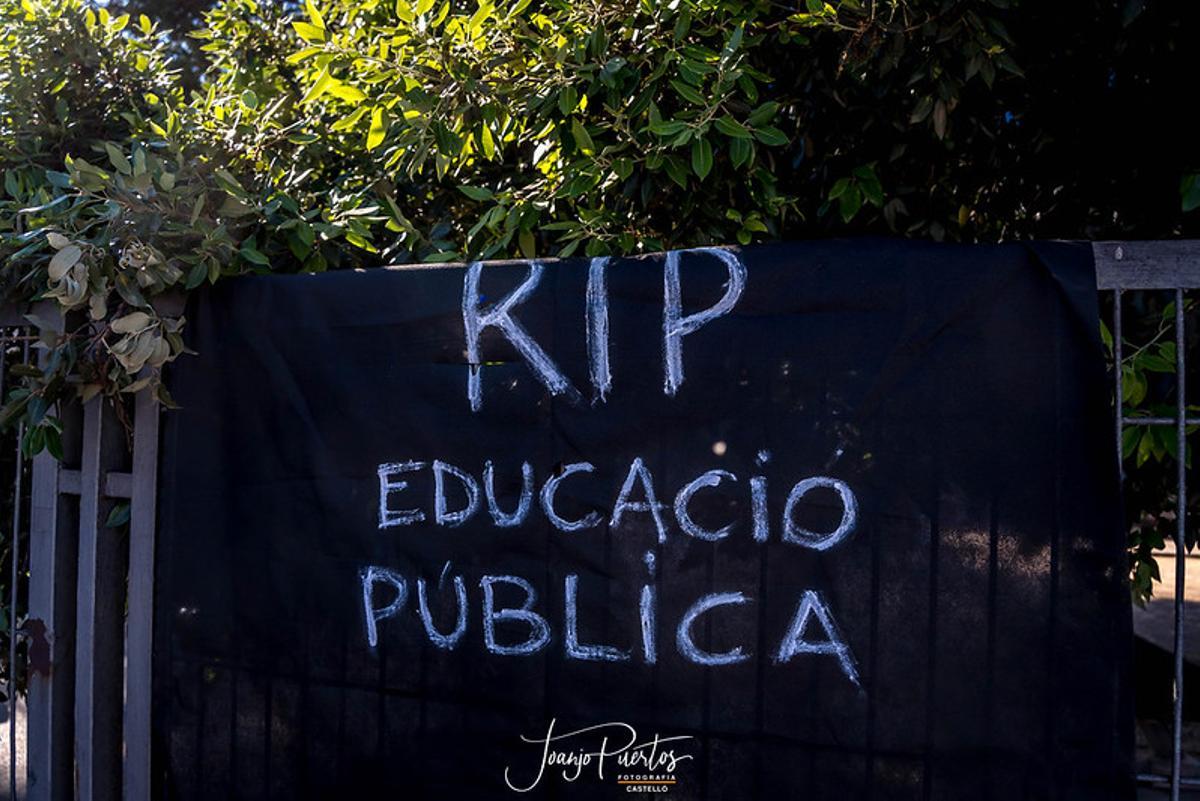 Así ha discurrido el 'entierro' por la educación pública protagonizado por docentes y familias en Castelló