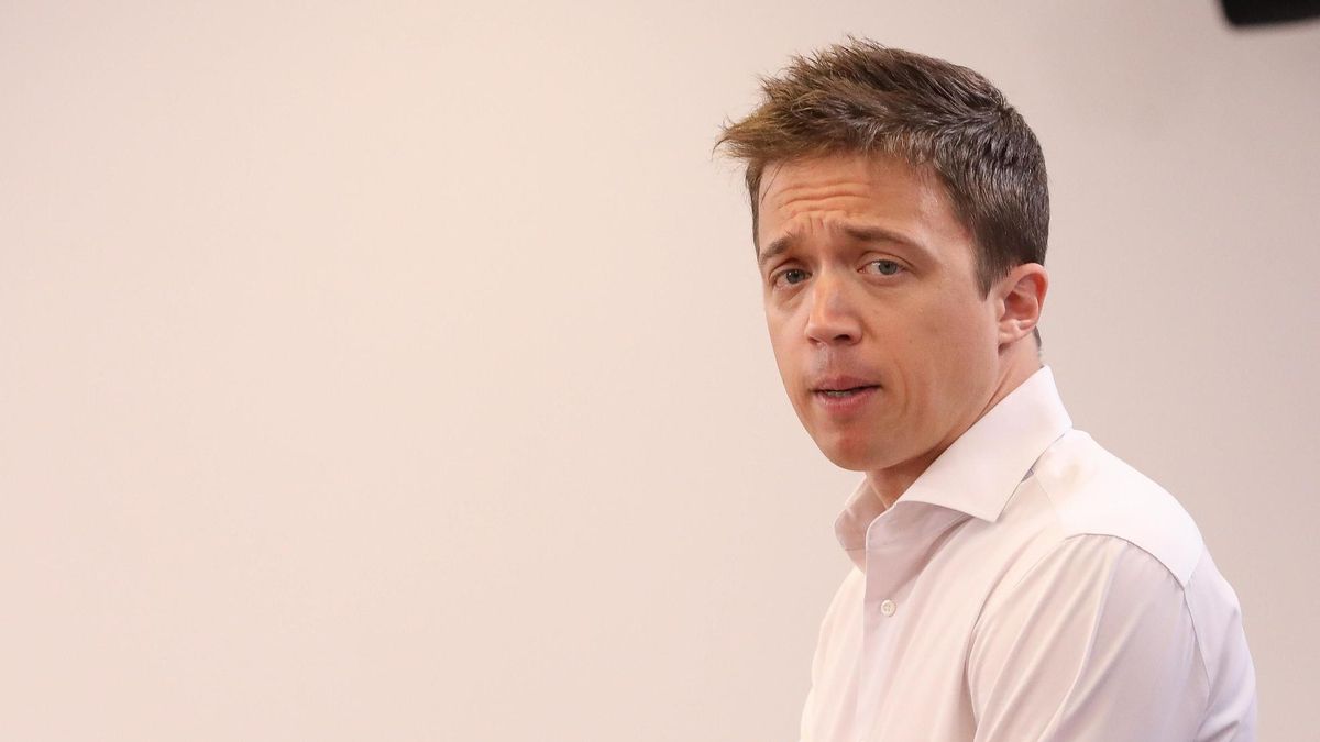 El portavoz de Más País en el Congreso, Íñigo Errejón, responde a los medios en una rueda de prensa previa a una Junta de Portavoces en el Congreso de los Diputados, a 17 de mayo de 2022, en Madrid (España).