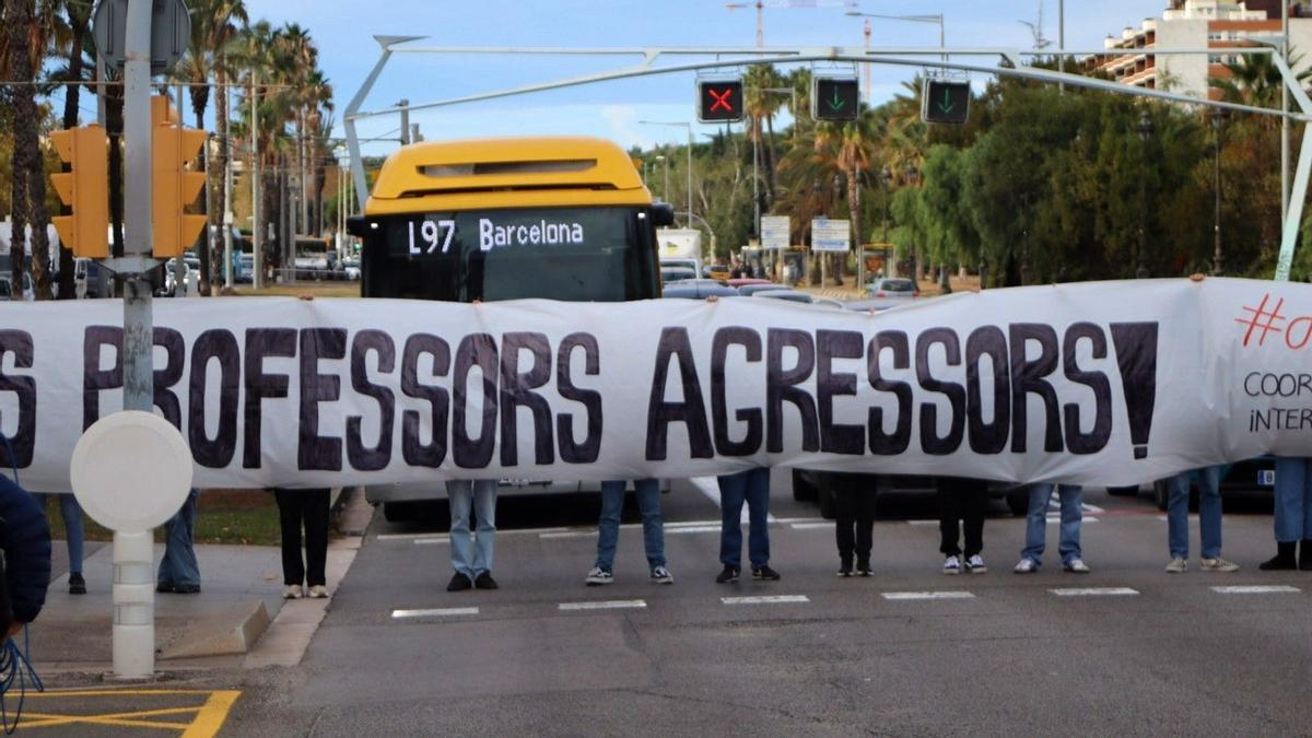 Estudiantes cortan la Diagonal de Barcelona contra el machismo del profesorado en aulas