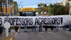 Estudiantes cortan la Diagonal de Barcelona contra el machismo del profesorado en aulas