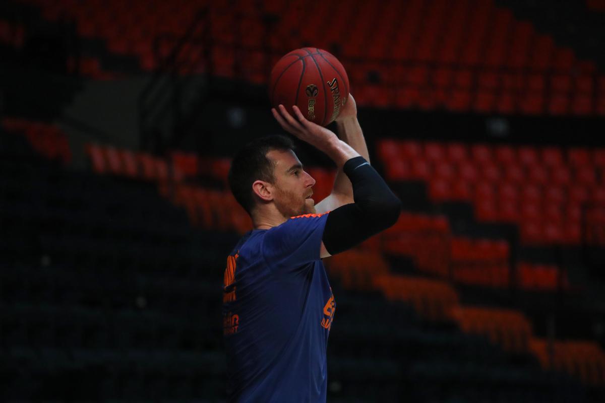 Víctor Claver, en una de sus series de triples este lunes en La Fonteta