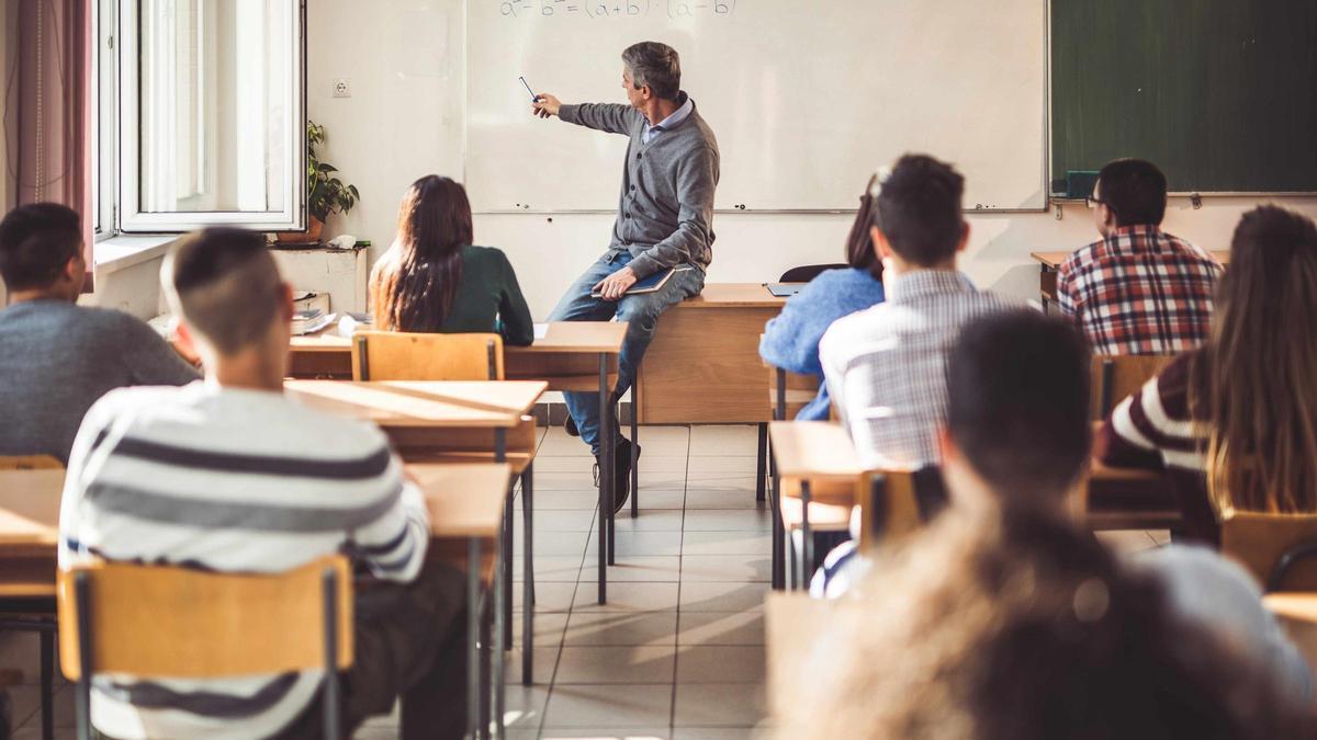 Un profesor explica a alumnos de Educación Secundaria Obligatoria las materias del día en un aula del instituto en una imagen de archivo