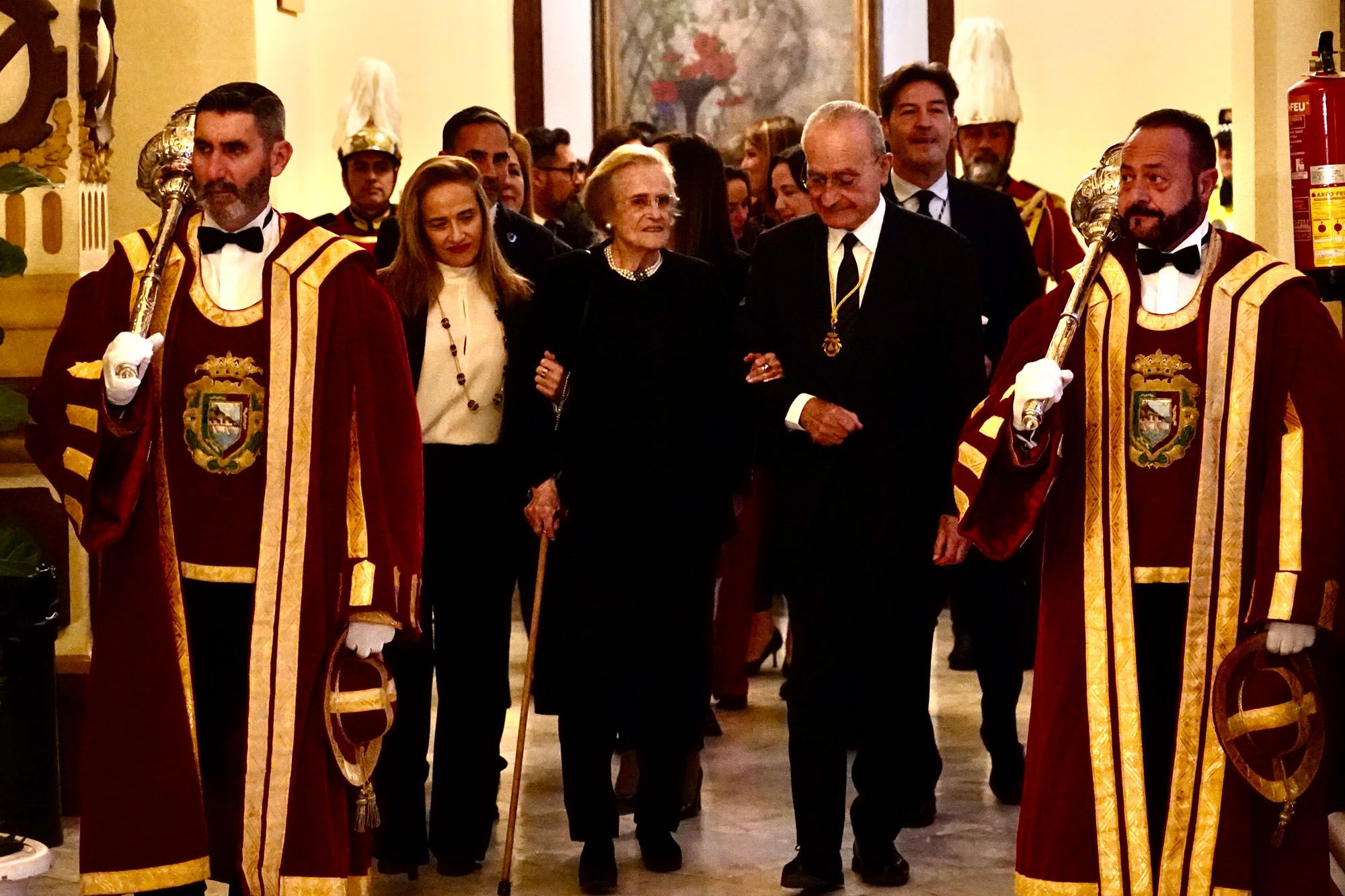 María Victoria Atencia recibe la medalla de la ciudad y el título de Hija Predilecta de Málaga.