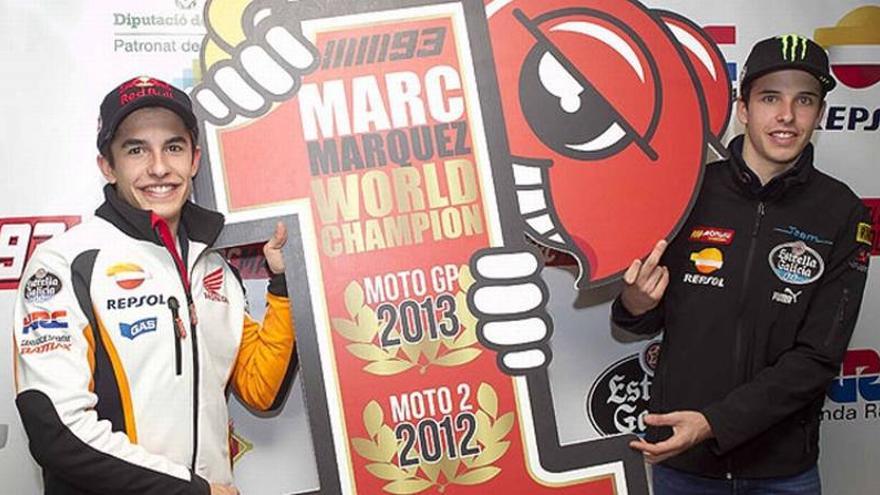 Cervera se echa a la calle para homenajear a Marc Márquez