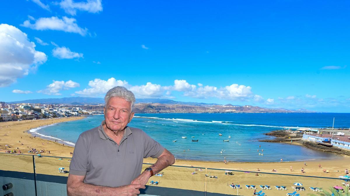 Pedro Quevedo en la playa de Las Canteras