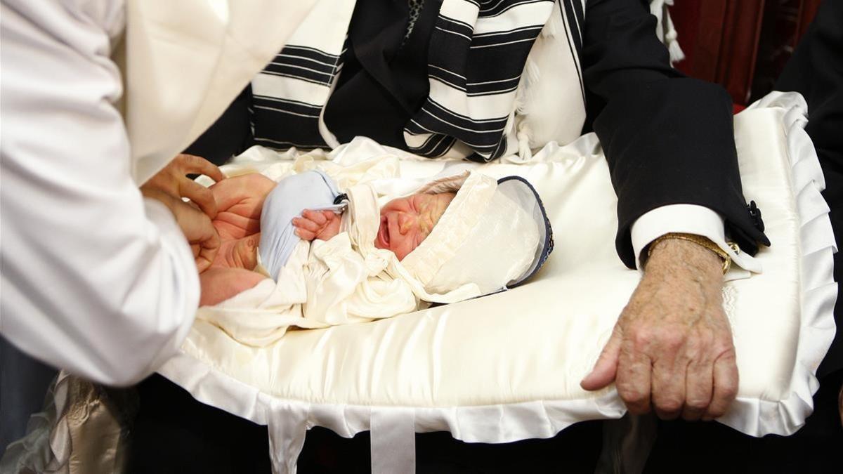 zentauroepp11182524 rabbis perform circumcision on a eight day old baby during a180221095216