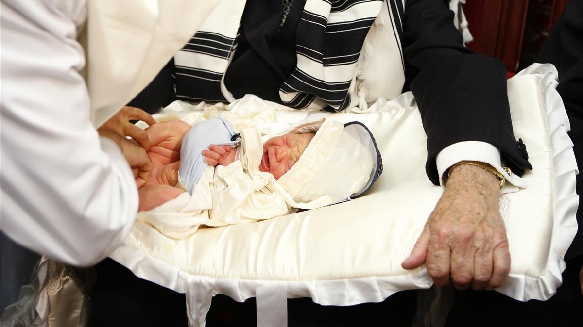 zentauroepp11182524 rabbis perform circumcision on a eight day old baby during a180221095216