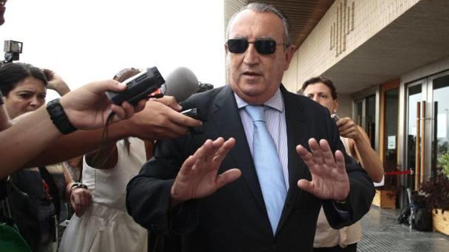 Carlos Fabra, a su salida de la Audiencia Provincial de Castellón tras ser condenado.