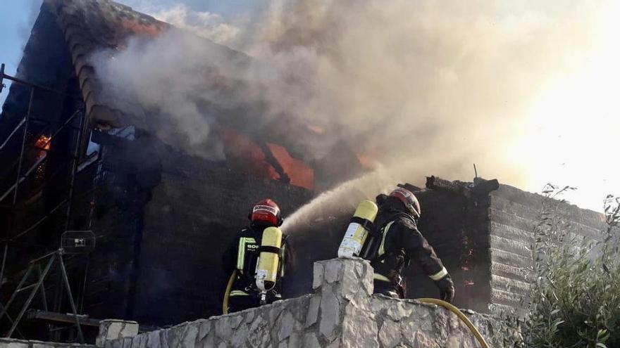 La casa de madera se ha visto afectada por completo