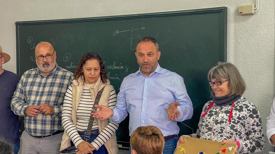 Aitor David Roque y la ilustración del &#039;Acueducto de Trujillo&#039; son protagonistas en las talegas de San Antonio de Padua 2025
